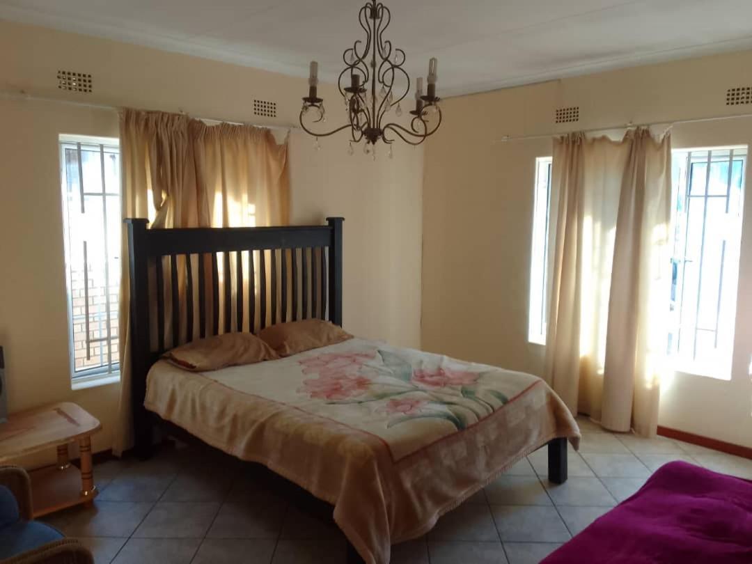 Bed and Breakfast Sugar Shack Backpackers Botswana à Gaborone Extérieur photo